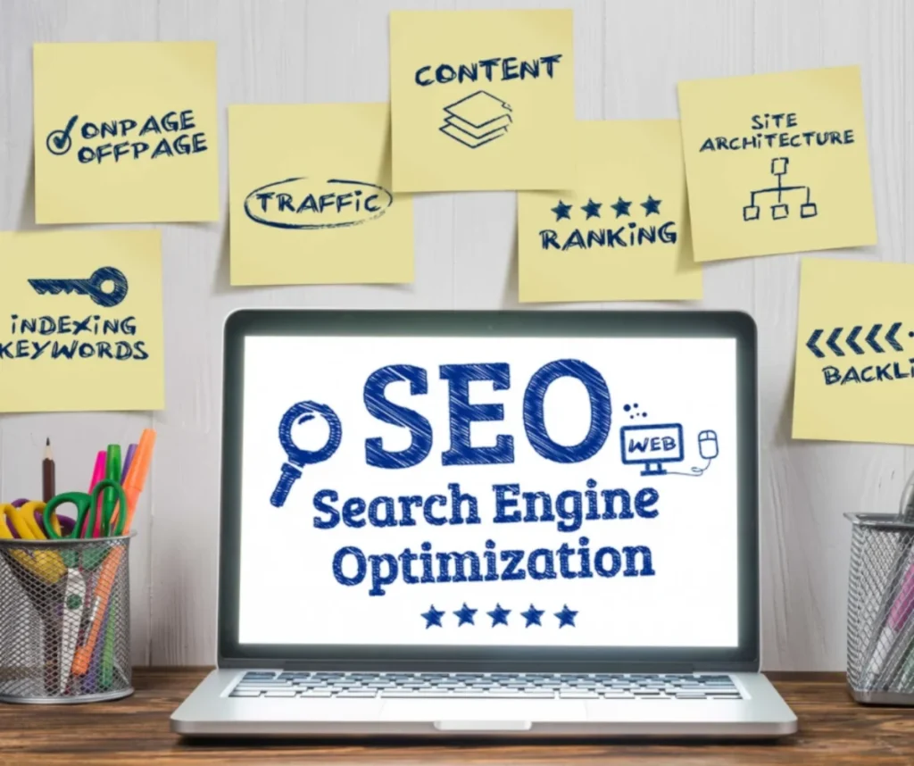 SEOと表示されたパソコンが机に置かれています