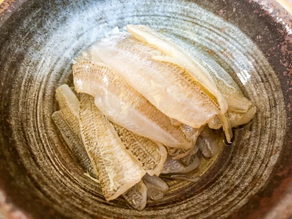 3枚に下ろしたキスを酢締めにしたものが小皿に綺麗に並べられています。皮目が美しいです。