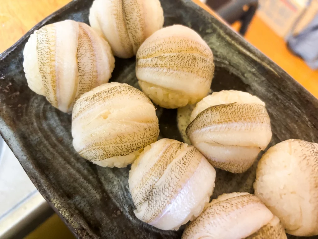 キスの酢締めで作った手毬寿司が角皿に8個並んでいます。丸い形がとても可愛らしいです。