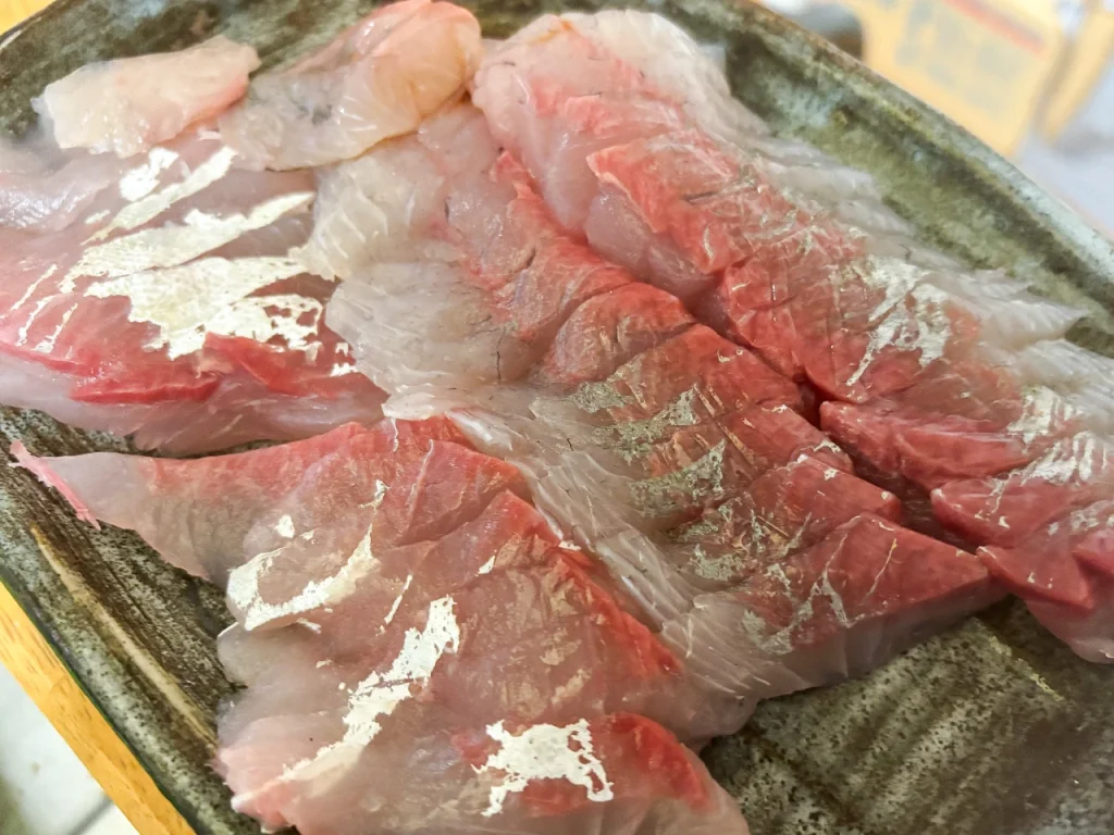 夫が南伊勢町で釣ったカンパチの幼魚の刺身です。綺麗に皮が引かれていて色合いもよいです。
