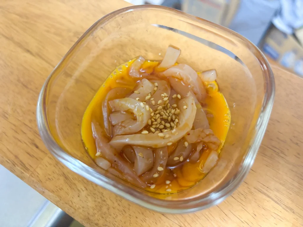 南伊勢で釣ってきたアオリイカのユッケです。ユッケダレは市販のものですが、いい塩梅の味になりました。