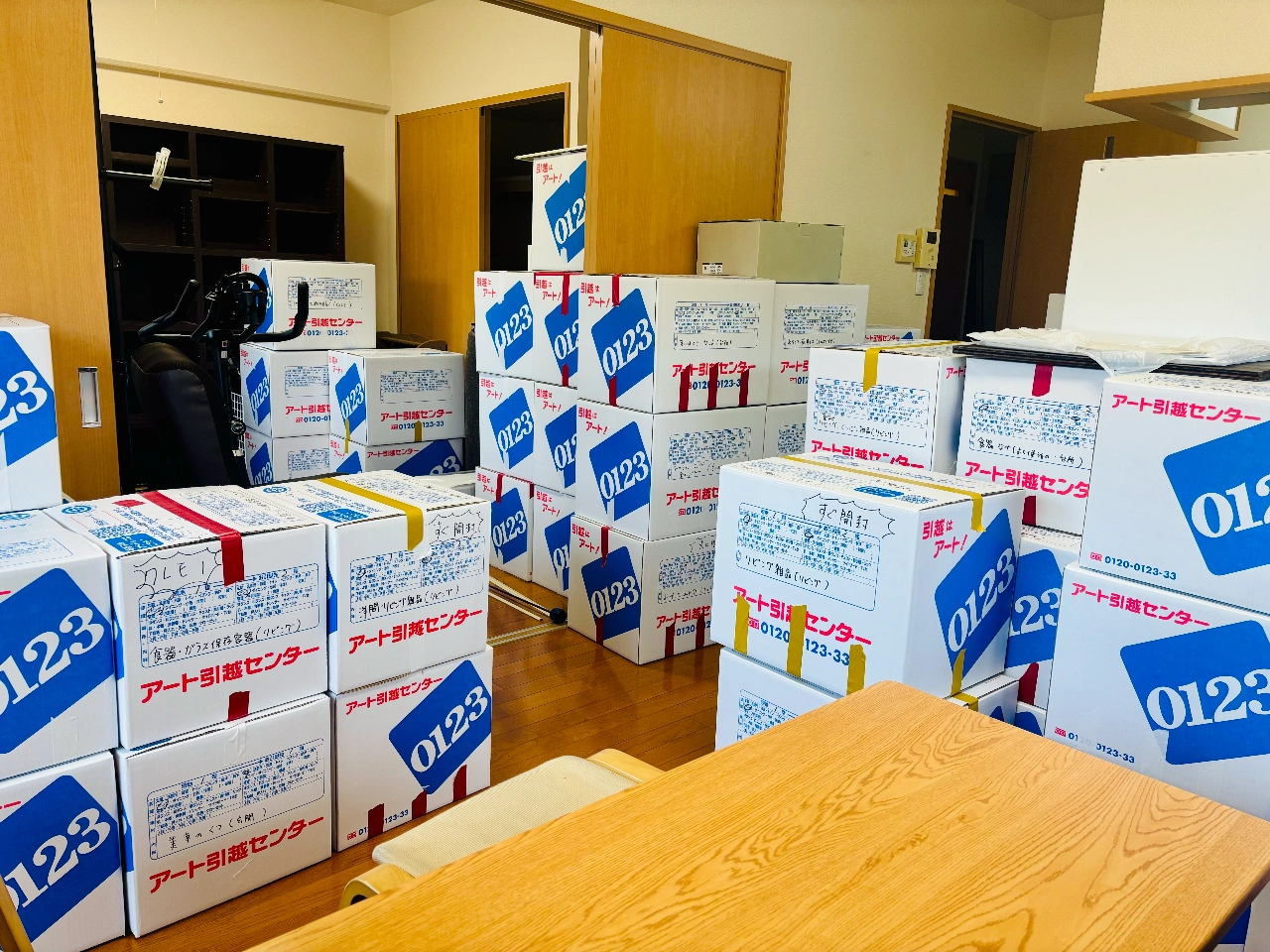 引越位直前のしまかぜの家の画像。ダンボールが山のように積まれています。