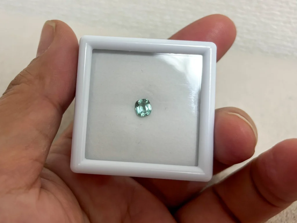 シーフォームトルマリンの淡く穏やかなブルーグリーンを移したくて、色を補正せずに撮ってみました。