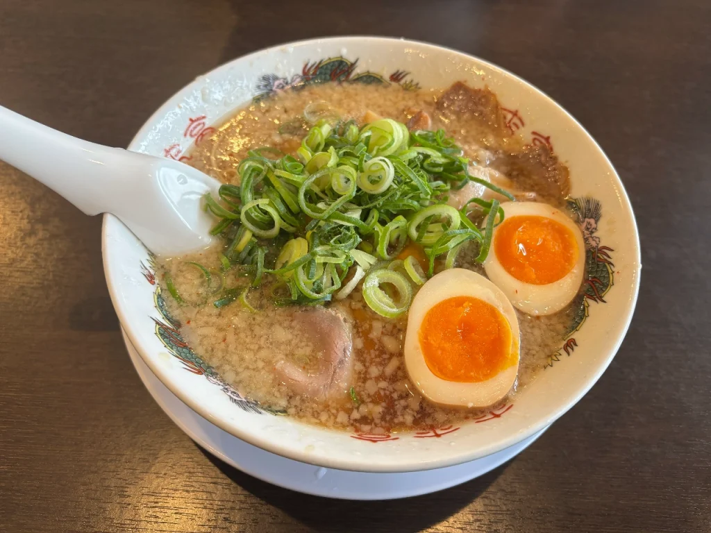 しまかぜが夫におごってもらった来来亭のラーメン。温かさが心にしみます。