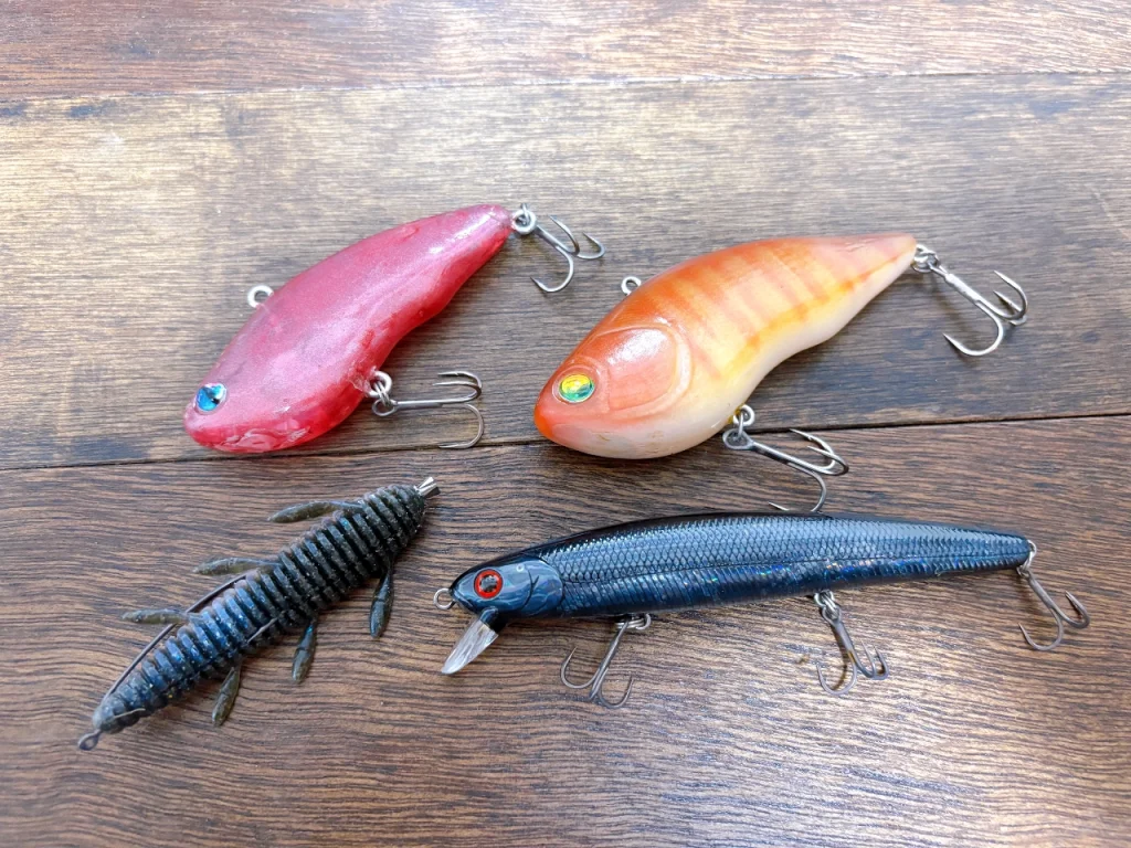 沈み蟲2.6、フラッシュミノー110SP、うめばいぶフロートベビー、うめばいぶフロートが並んでいます。しまかぜの春のバス釣りの主力ルアーです！
