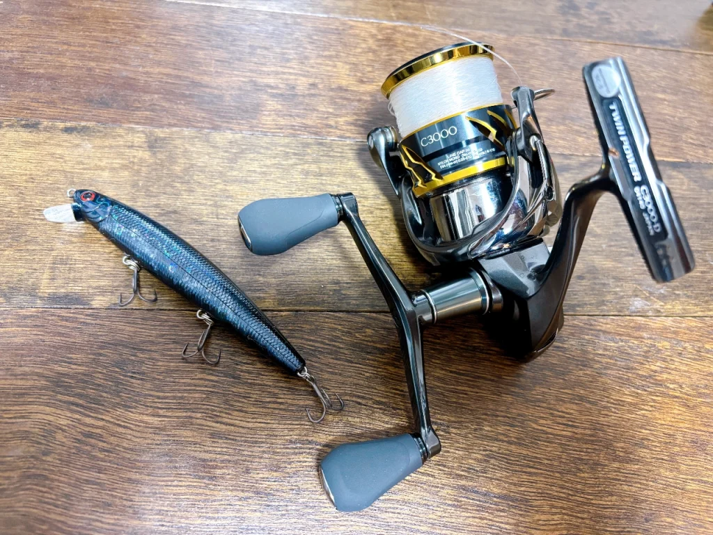 20ツインパワーC3000とフラッシュミノー110SPが並んで映っています。どちらもしまかぜの釣りの新しい戦力です！